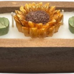 Batea pequeña de madera con girasol y hojitas ip artistic candles